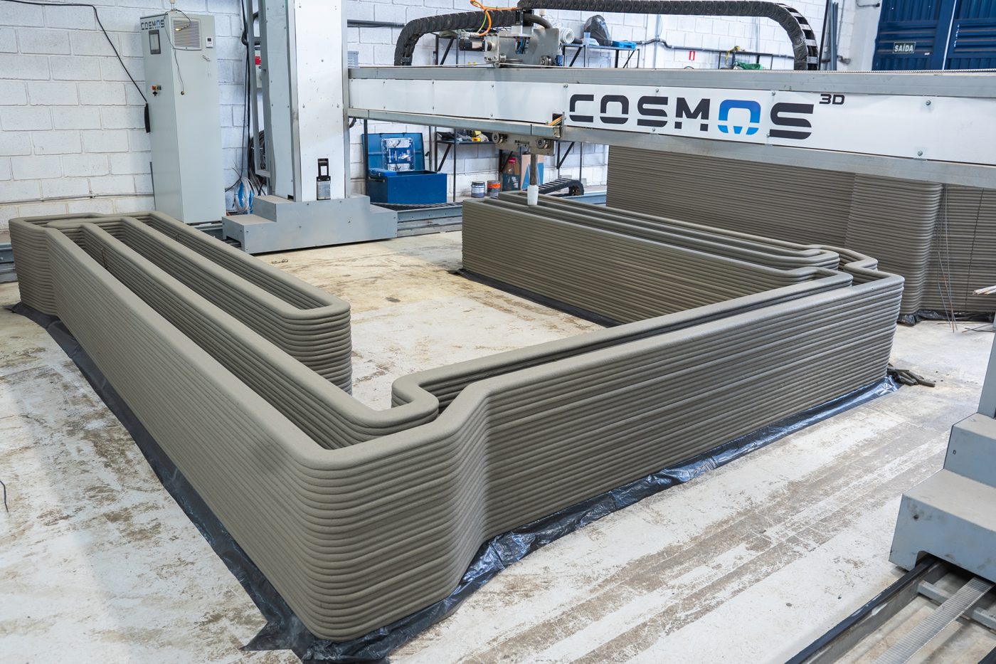 Impressora Cosmos X-I imprimindo paredes de concreto no galpão da Cosmos 3D